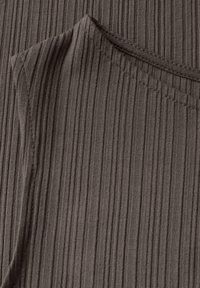 Brązowa prążkowana tkanina o delikatnym połysku, z okrągłym dekoltem i krótkimi rękawami, prezentująca drobne pionowe linie oraz miękką fakturę.