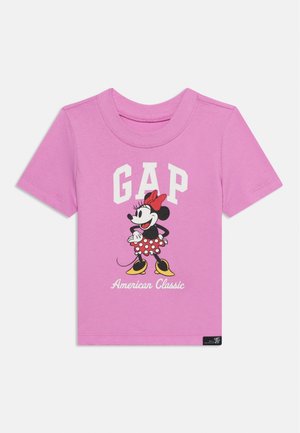 Gyermek rózsaszín rövid ujjú póló Minnie egérrel, piros pöttyös szoknyában és masnival, „GAP” és „American Classic” felirattal.
