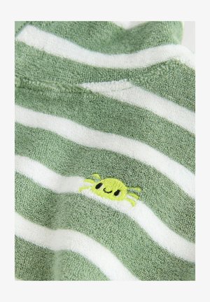 Prosop cu dungile verzi și albe, având un mic crab galben brodat în apropierea părții de jos, realizat dintr-un material moale și texturat.