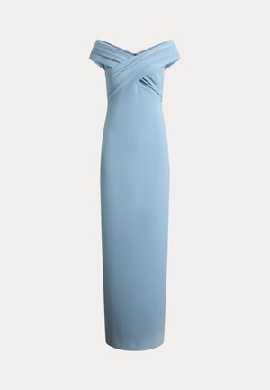 Robe ajustée à épaules dénudées en bleu clair, confectionnée en tissu lisse, présentant un détail de croisements sur le corsage et une silhouette élancée en colonne.