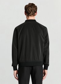 Veste bomber noire pour hommes avec une finition lisse et brillante, poignets et ourlet côtelés, affichant un design simple et épuré sans ornements.