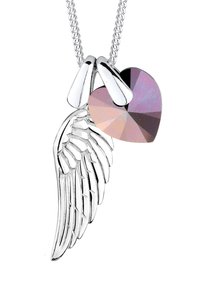 Sølvanhænger med et vingedesign og en pink hjerteformet krystal. Anhænger hænger fra en simpel metal kæde.