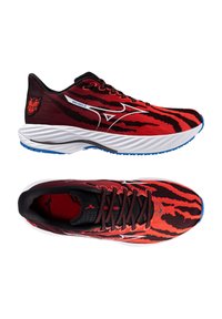 Rote und schwarze Sportschuhe mit einem Tigermuster, weißer Zwischensohle und blauer Laufsohle. Verfügt über eine dynamische Passform und ein Schnürdesign.