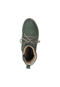 Bottine en cuir vert avec doublure en fourrure beige, bout rond et design à lacets. Présente une languette à l'arrière et une surface texturée.