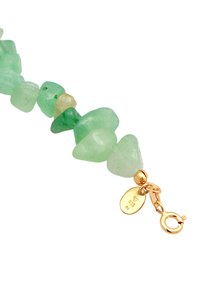 Grüner Edelsteinarmband mit unregelmäßig geformten Steinen in verschiedenen Grüntönen, mit einem goldenen Verschluss und einem Tag mit der Aufschrift "925".