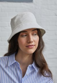 Pieces PCDOLA BUCKETHAT - Chapéu - bright white