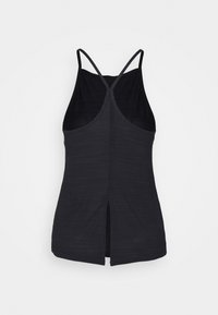 Svart atletisk linne med racerback-design, som har ett texturerat tyg och en framspricka för ventilation. Slät yta och minimal detaljering.