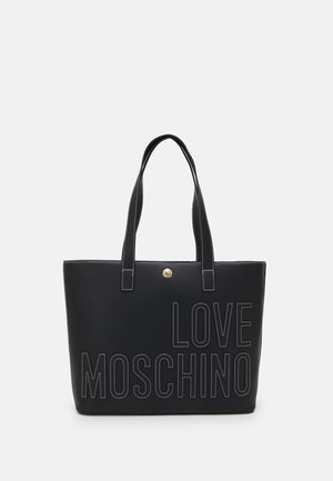 Sac cabas noir avec doubles poignées, coutures blanches et grand texte embossé « LOVE MOSCHINO » sur le devant.