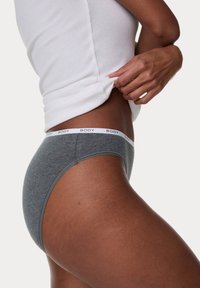 Graue Baumwoll-Hüfthosen mit einem weißen „BODY“-Logo-Bund, glatter Textur und abgerundeten Beinschnitten für eine passgenaue Gestaltung.