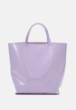 Sac cabas violet clair brillant avec deux poignées, présenté sur un fond uni gris clair.