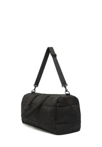 Borsa da viaggio nera trapuntata con forma rettangolare, realizzata in nylon, con una texture imbottita, una tracolla staccabile e accessori in metallo.