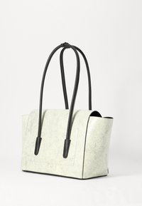 Sac fourre-tout structuré en cuir vert menthe craquelé avec des poignées en cuir noir, présentant un design minimaliste et une texture lisse.