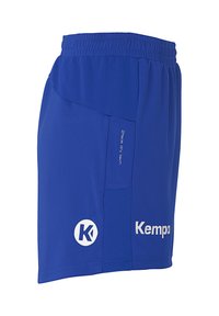 Blaue Sportshorts mit elastischem Taillenbund, ausgestattet mit einer Seitentasche, strukturiertem Stoff und einem weißen "K"-Logo zur Markenkennzeichnung.