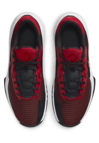 Czarno-czerwone sportowe buty wysokie z siateczki z teksturowaną cholewką, płaskimi sznurówkami i gumową podeszwą, z geometrycznymi akcentami w designie.