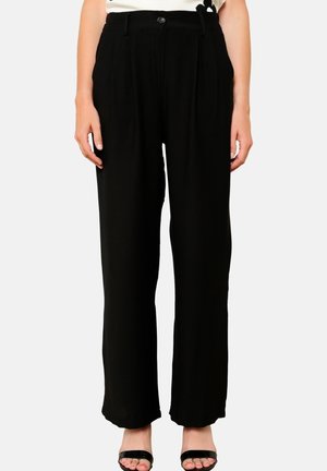 Pantaloni neri a gamba larga realizzati in tessuto leggero, con pieghe, chiusura con bottone e vestibilità rilassata, caratterizzati da una texture liscia.