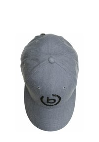 Pelēka auduma beisbola cepure ar izliektu mali, kas priekšpusē rotāta ar melnu izšuvumu logotipu un ar ventilācijas caurumiem pa kronīša malām.