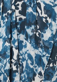 Tecido com padrão floral azul e branco, de textura suave, apresentando formas abstratas e um design fluido. Adequado para roupas leves.