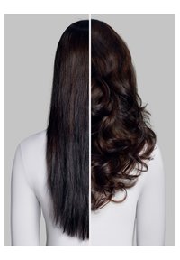 Langes, glattes, dunkelbraunes Haar auf der linken Seite; voluminöses, welliges dunkelbraunes Haar auf der rechten Seite. Beide Seiten zeigen eine glatte Textur und Glanz.