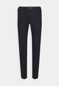 Černé slim-fit džíny s předními kapsami, poutky na pásek a zapínáním na knoflík, vystavené na bílém pozadí.