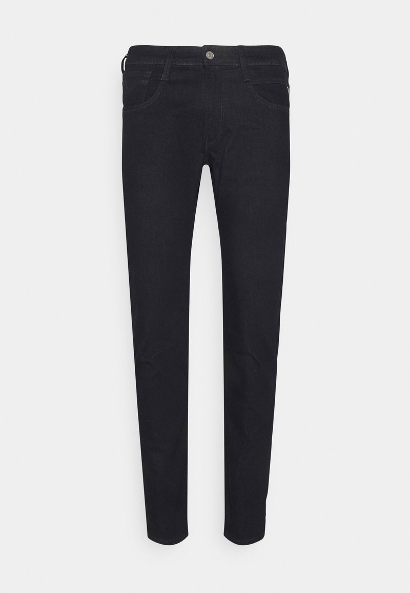 Černé slim-fit džíny s předními kapsami, poutky na pásek a zapínáním na knoflík, vystavené na bílém pozadí.