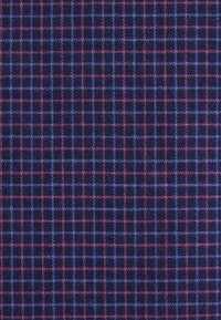 Tissu bleu marine avec un motif en quadrillage de fines lignes croisées bleu clair et rouge formant de petits carrés.
