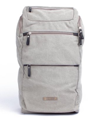Grau farbener Stoff-Rucksack mit doppelten Reißverschlusstaschen, schwarzen Hardware-Akzenten und einer glatten Textur. Verfügt über eine Logo-Platte an der Unterseite.