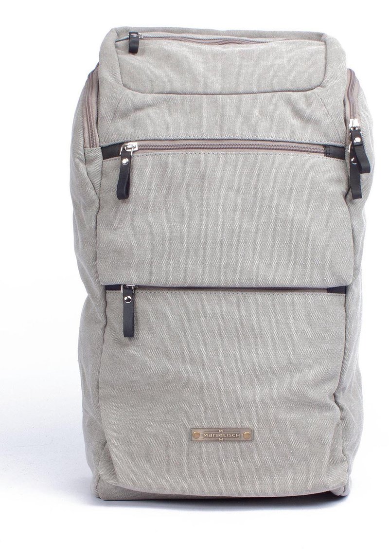 Zaino in tessuto grigio con tasche a doppia cerniera, dettagli in metallo nero e una texture liscia. Presenta un’etichetta con logo nella parte inferiore.