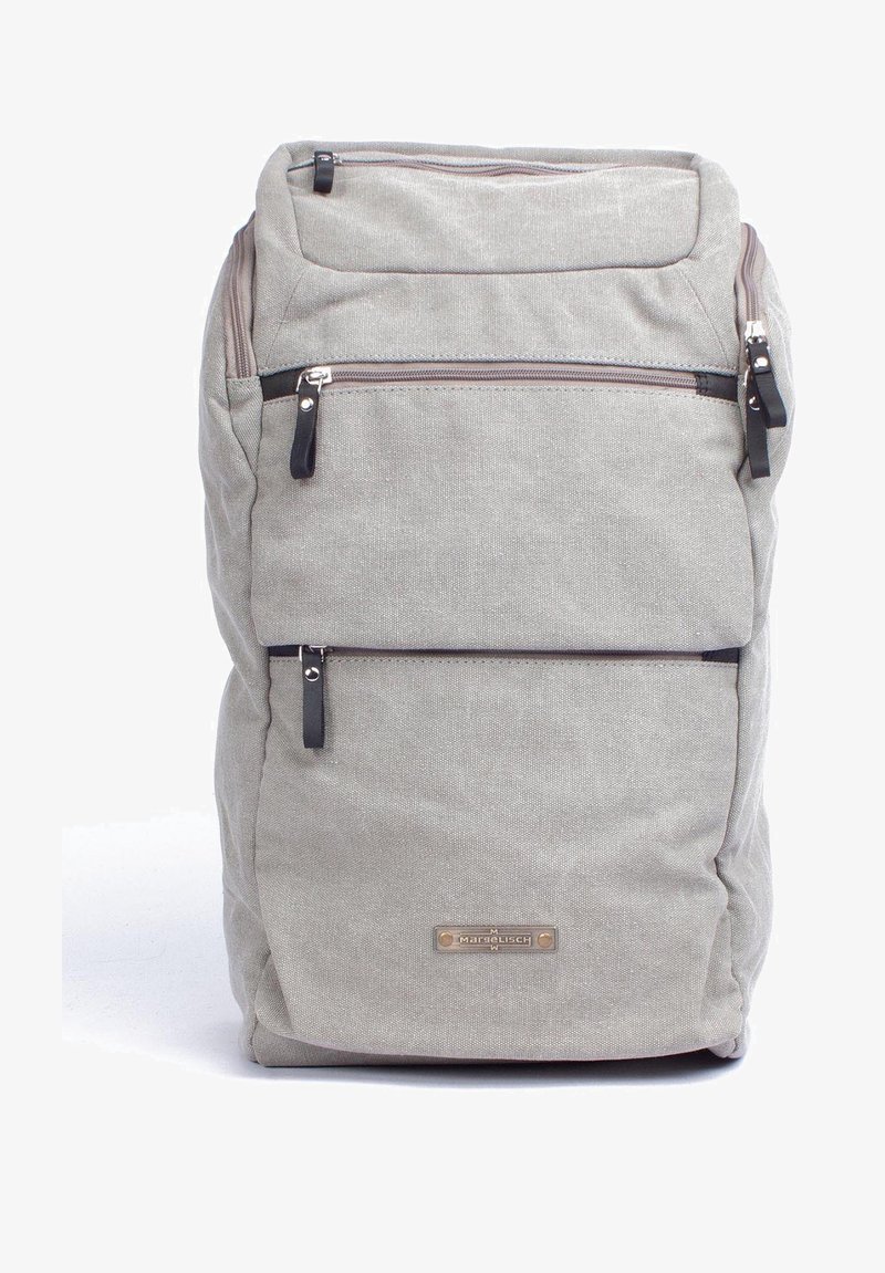 Zaino in tessuto grigio con tasche a doppia cerniera, dettagli in metallo nero e una texture liscia. Presenta un’etichetta con logo nella parte inferiore.