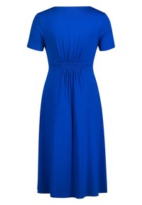 Robe bleue longueur genoux avec manches courtes, taille élastique froncée, et tissu uni lisse, vue de dos.