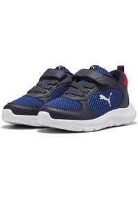 Baskets de sport bleu marine avec panneaux en maille, accents noirs et semelle blanche. Dotées de bandes Velcro et d'un logo sur le côté.