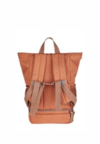 Brauner Stoffrucksack mit gepolsterten Trägern, praktischem Griff oben, einer vorderen Reißverschlusstasche und seitlichen Netzfächern. Besitzt eine strukturierte, strapazierfähige Oberfläche.