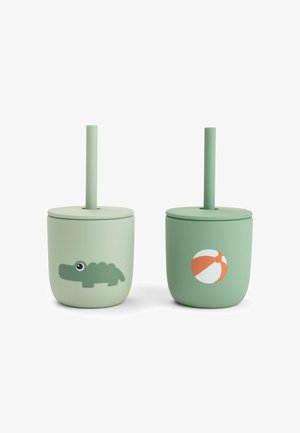 To grønne, matte kopper med låg; den ene har et krokodilledesign, den anden et strandboldmønster. Begge har et matchende sugerør.