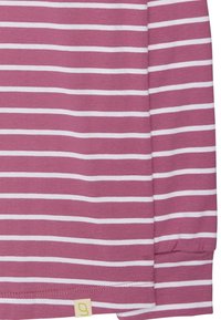 Langsleeve, roze shirt met witte horizontale strepen. Gemaakt van zachte stof, heeft een afgeronde zoom en een klein logo-label aan de onderkant.