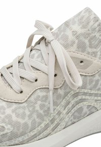 Szary sneakers z wzorem zwierzęcym, wykonany z teksturowanej tkaniny, z jasnoszarymi sznurówkami i białą gumową podeszwą z warstwowymi, falistymi akcentami.