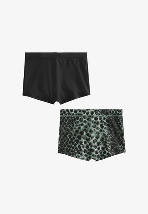 Due paia di pantaloncini da nuoto: uno nero a tinta unita, l'altro con un motivo a stampa animalier verde e nero. Entrambi sono realizzati in tessuto liscio.