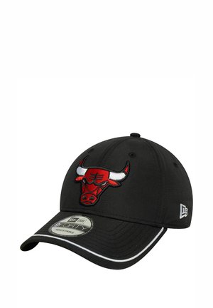 Schwarze Baseballmütze mit einem roten und weißen Chicago Bulls-Logo an der Vorderseite, ausgestattet mit einem verstellbaren Riemen und einem gebogenen Schirm.