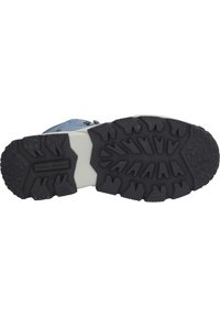 Czarna gumowa podeszwa z głębokim bieżnikiem, biała śródpodeszwa, niebieska cholewka z detalami szycia i systemem sznurowania. Trwałe materiały odpowiednie do użytku na zewnątrz.