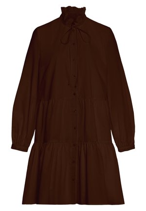 Długa sukienka na długi rękaw, ciemnobrązowa, warstwowa, z guziczkami z przodu, falbanką przy wysokim dekolcie i wiązaniem przy kołnierzu.