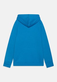 Felpa blu brillante con cappuccio, tessuto morbido, maniche lunghe, polsini e orlo ribattuti, con dettaglio del logo sottile sulla manica.