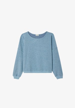 Pull bleu clair à manches longues en maille avec un col rond et des poignets et un ourlet côtelés, présenté sur un fond blanc.