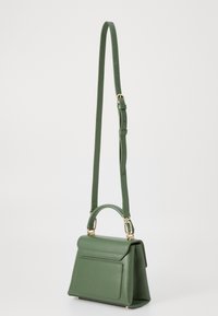 Sac à main en cuir vert avec une forme structurée, une poignée supérieure et une bandoulière réglable. Il dispose d'une poche avant et d'accents en métal doré.