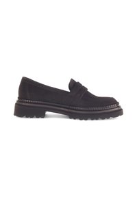 Zwarte suede instappers met een dikke rubberen zool, voorzien van een dubbele band over de wreef en textuur in de zijnaad voor extra detail.