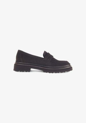 Mocassins en suede noir avec une semelle en caoutchouc épaisse, dotés d'une double bride sur le devant et de coutures latérales texturées pour un détail supplémentaire.