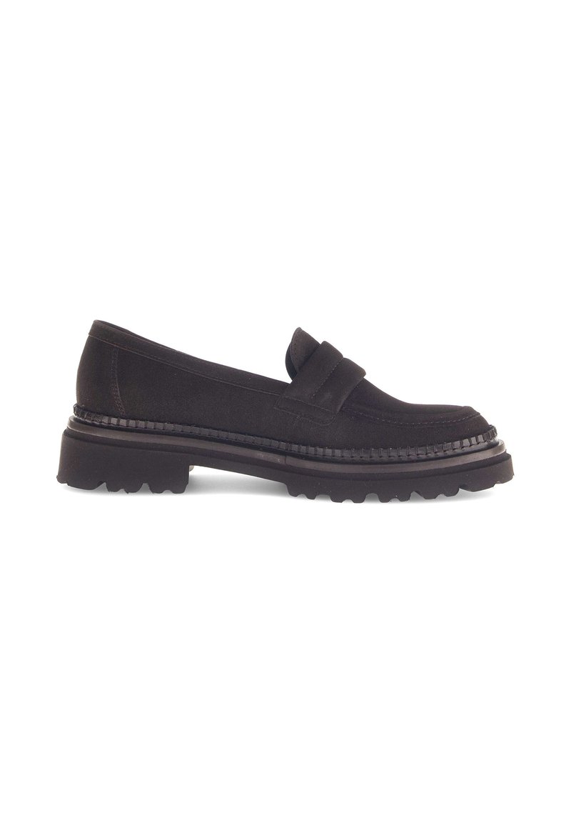 Zwarte suede instappers met een dikke rubberen zool, voorzien van een dubbele band over de wreef en textuur in de zijnaad voor extra detail.