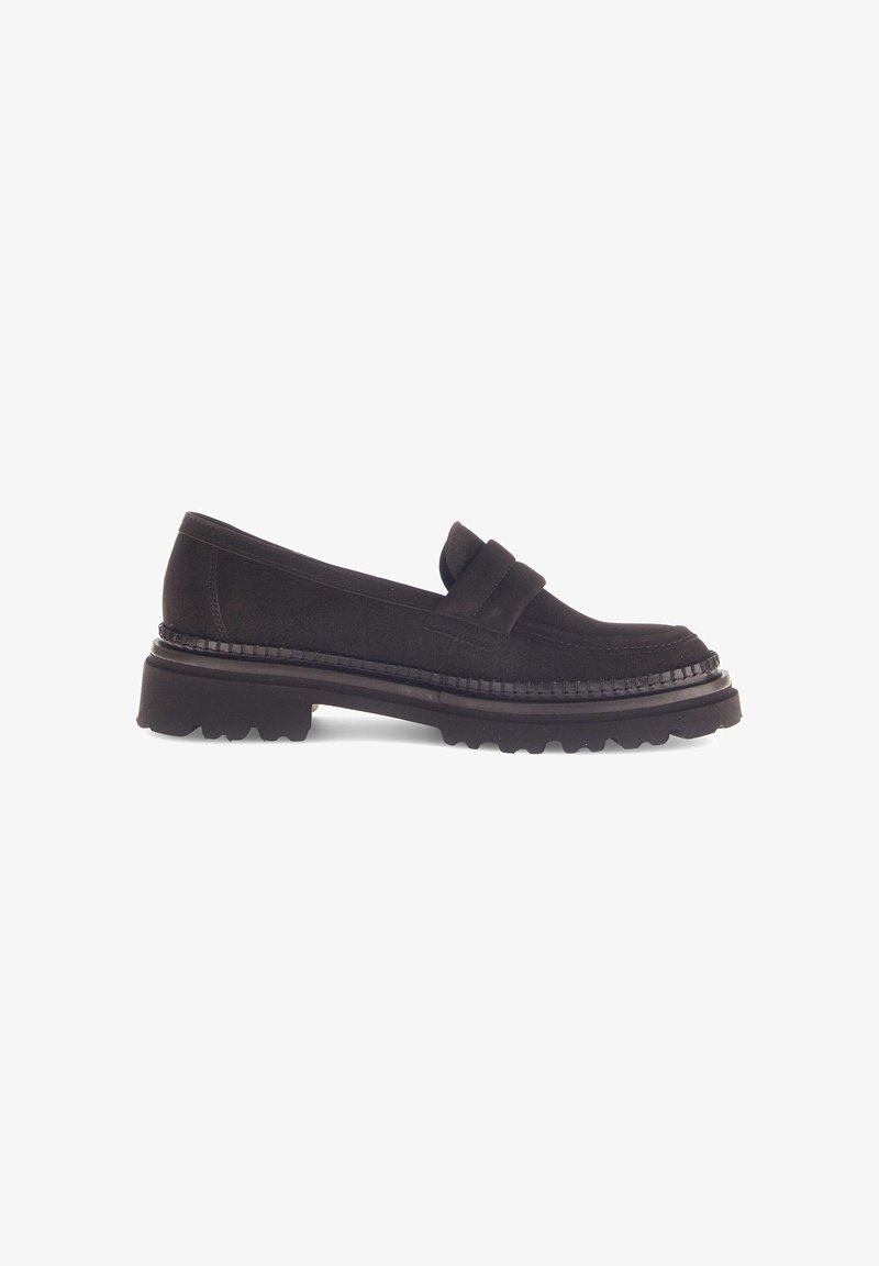 Schwarze Wildleder-Loafer mit einer dicken Gummisohle, die über dem Spann einen doppelten Riemen und eine strukturierte Seitennaht für zusätzlichen Details verfügt.