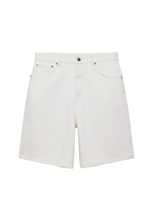 Weiße Denim-Shorts mit Fronttaschen, Gürtelschlaufen und einem Knopfverschluss, präsentiert vor einem schlichten weißen Hintergrund.
