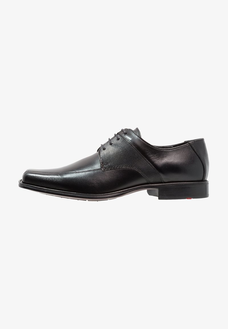 Scarpa da uomo in pelle nera con punta leggermente affusolata, dettagli testurizzati sulla tomaia e tacco basso e arrotondato. Design classico con lacci.