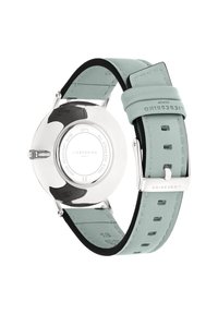 Silberner Edelstahlarmbanduhr mit einem mintgrünen Lederarmband, das eine glatte Rückseite und gravierte Details am Armband und Gehäuse aufweist.