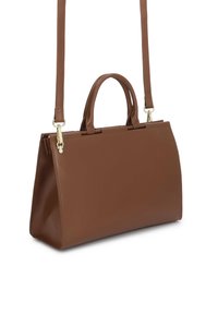 Ruda odinė rankinė su dviem viršutinėmis rankenomis, stačiakampio formos ir nuimamu ilgu peties dirželiu su aukso spalvos metalinėmis sagtimis.