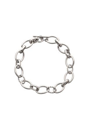 Zilveren schakelarmband met in elkaar grijpende ovale schakels. Bevat een mix van gladde en gedraaide texturen, afgewerkt met een toggle sluiting.